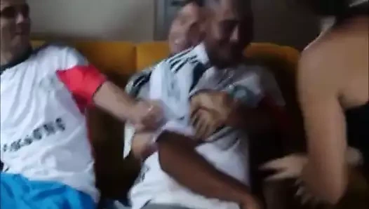 Palmeirenses heteros bebados se pegando e beijando