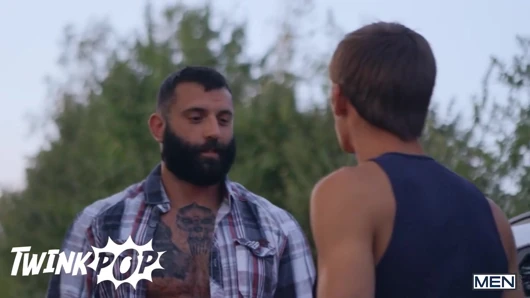 Theo brady ve benjamin blue bir yolculuğa çıktılar ve kayboldular, sonra markus kage gelip onları becermeye ve kurtarmaya geldi - twink pop