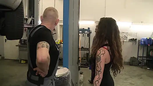 Seksi büyük götlü dövmeli esmer üçlü grup sekste sikiliyor