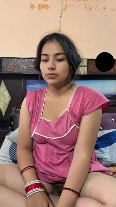 Hintli kadın domaltarak ve misyoner pozisyonunda yüzüyle sikiliyor