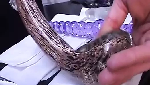 Çekici bir Alman kaltak ateşli bdsm eyleminin ardından sert sikiliyor