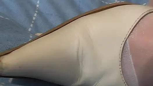 Sarışın hatun yüze boşalma sürtük işaretlemesiyle orgazm olmak için sert parmaklanıyor