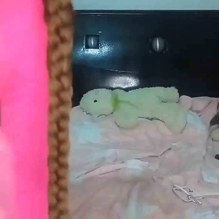 Büyük bir seks oyuncağını küçük klitorisime sokuyorum