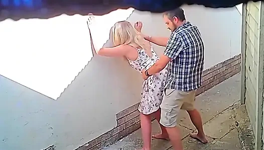 Çift halka açık restoranın dışında sikişirken kameraya yakalandı