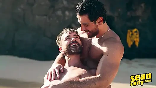 Sean Cody - güneşten öpülmüş sürtükler döl çöplüğünün göt deliğine birden fazla boşalmayla biten vahşi bir grup seks için plajdan yatağa gidiyor