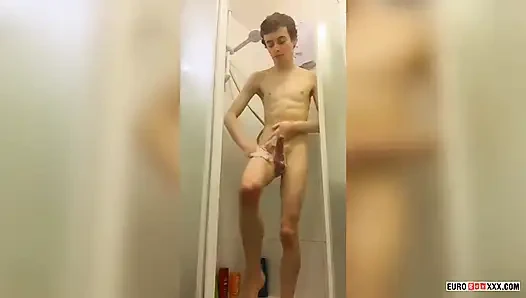 Büyük ıslak sünnetsiz twink yarak!