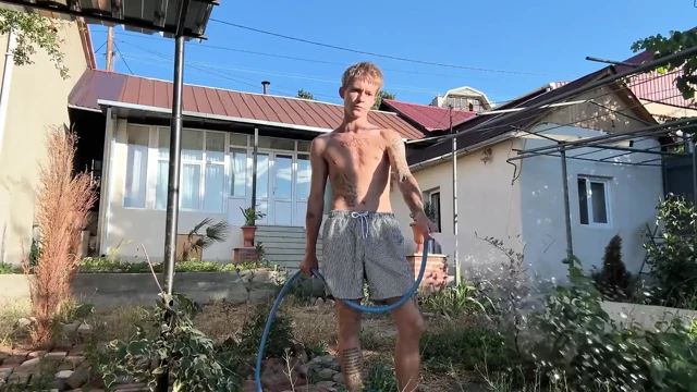 Bölüm 1 büyük yaraklı adam üvey babasının sevimli twink bahçıvanını sikiyor