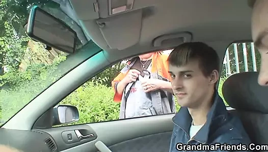 İki dostum al ve paylaş sarışın yaşlı kadın