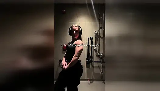 Zar zor reşit olan kız tiktok canlı yayın sırasında sert parmaklanıyor!