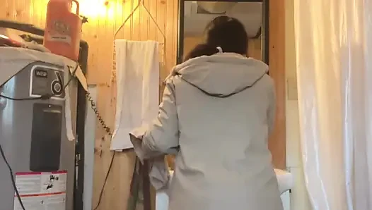 Mutfakta Yemek Pişiriyor, Sonra Vadi Sabırsızlanıyor, Tuvalete Git