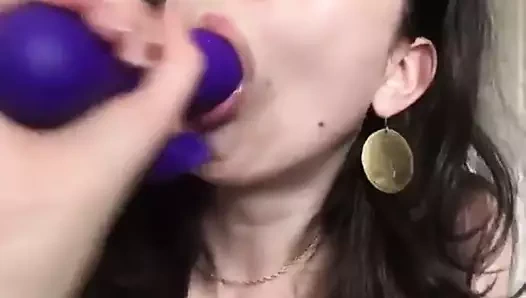 Diannabunni vibratörünü emiyor