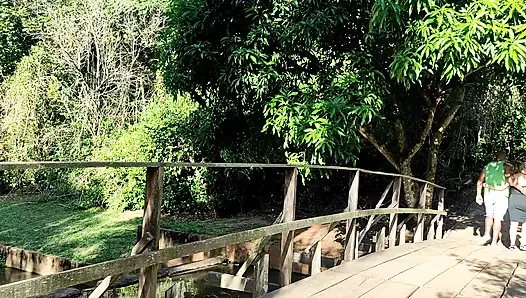 Büyük zenci yarağı ile parkta ağaçların arkasında sikişiyor
