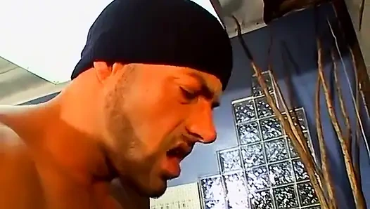 Kaslı adam deliğini dolduruyor