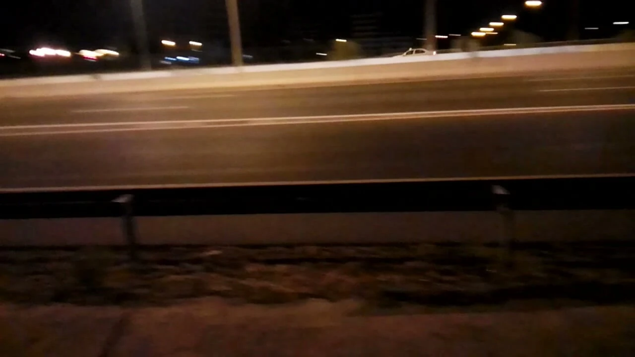 Gece yol kenarında çıplak