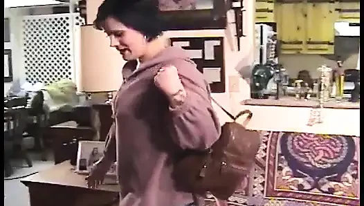 Orta yaşlı seksi kadın komşusunu sakso çekiyor ve sikiyor