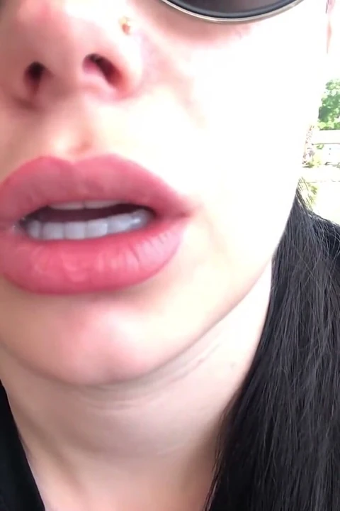 Gölde seksi büyük dudak yalama ve dudak kokulu ve öpücük ve gözlük fetişi