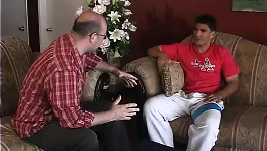 Adam seksi bir sarışını yalıyor ve parmaklıyor ve sonra ona kanepede biniyor