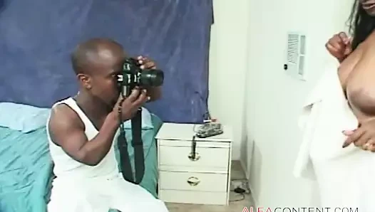 Küçük siyah sürtük sert yarakla yıkılıyor