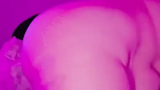 İri güzel kadın makinesi için amını açıyor