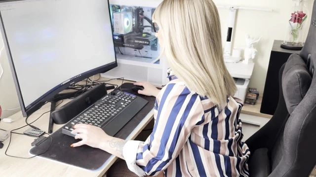 Sekreter ofiste mola veriyor ve mastürbasyona başlıyor.