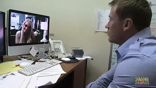 Çalışmak yerine sarışın orta yaşlı seksi kız arkadaşına büyük göğüslerine meme boşalması için gidiyor