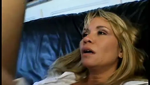 Göğüs göğüse dövüş eğitmeni müşterisinden özel teşekkür kabul ediyor