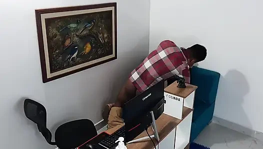 Sekreter ve patron ofislerinde ağda yapıyor