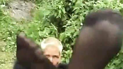 Kısa saçlı milf çimlerin üzerinde harika bir seksi gösteri verir