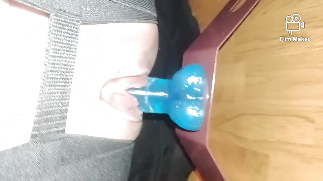 Büyük dildomun üzerinde zıplıyorum