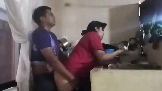 Karım oturma odasındayken hizmetçiyi mutfakta sikiyorum
