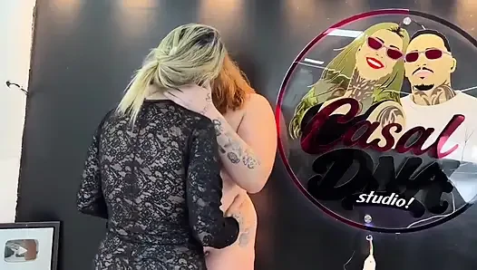 Karton Picker bu azgınlığa dayanamıyordu ve onun tüylü vajinasını bize verdi