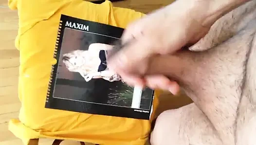 Ashley Benson boşalıyor