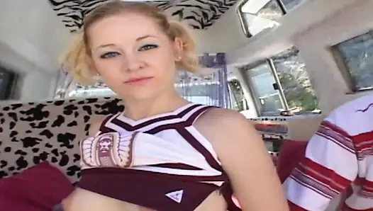 Sapık hatunlar sahne 2_sexy büyük götlü genç kız dondurmalı adamın yarağının tadını çıkarıyor