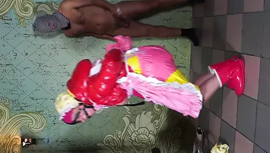 Sürtük kafa verir ve biraz şaplak atılır