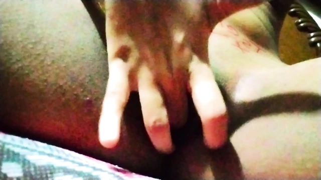 Hintli köylü kız hızlı ve derin mastürbasyon yapıyor