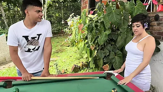 Seksi latin üvey kız kardeşime onu sikmek için bahane olarak bilardo nasıl oynanır açıklıyorum
