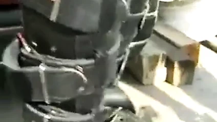 Deri kaplı milf bağladı ve araba mezarlığında becerdin