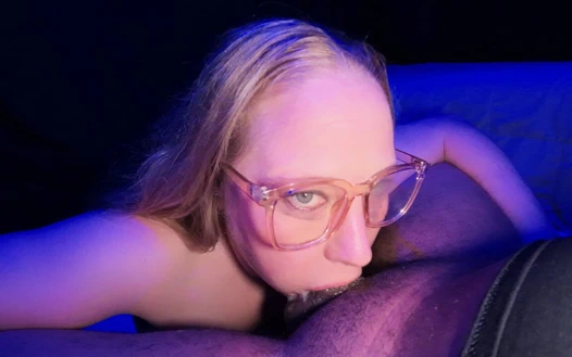 Büyük memeli sarışın genç bir adama döl yiyene kadar ıslak gırtlağına kadar vermekten memnun