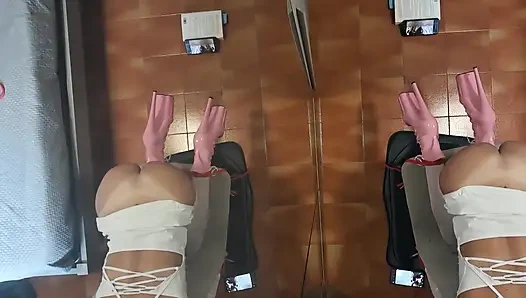 MILF bir sandalyeye bağlanıp ağzı ve vajinasını sikiştirdi