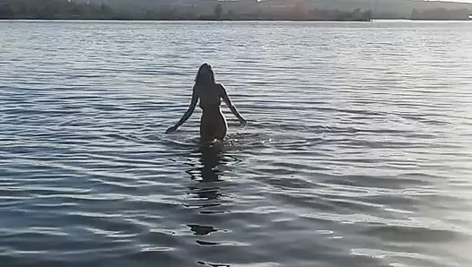 On sekiz yaşındaki mükemmel çıplak vücut - sızıntı