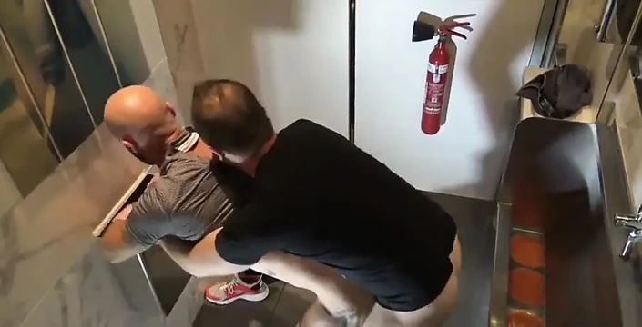 Fransız kaslı porno yıldızı Aymerci Deville umumi tuvalette üst düzey bir baba tarafından korunmasız sikiliyor