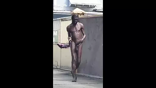 Ya parmak arası terlik ile sokakta yürürken lol!