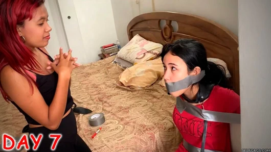 sandalye bağlı, külot esnemeler ve maskesiz tarafından metresi