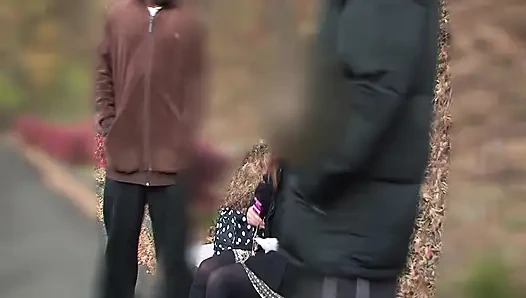 A126G10 bir grup zenci adam tek başına seyahat eden olgun kadınları alıyor! Merakla tahrik edilen kız, bir kaplıca hanına davet ediliyor ve olağanüstü, büyük bir aşkla seks yapıyor!
