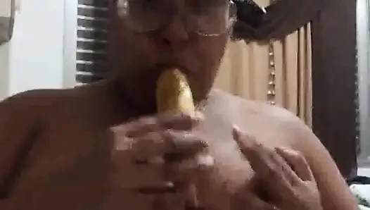 Büyük göğüsler ve göt ya da ateşli bir sakso