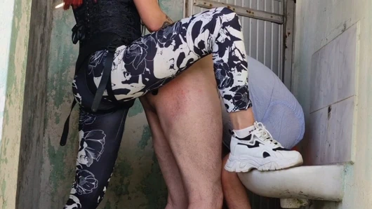 Dominatrix nika yol kenarında bir hizmet odasında bir köleyi götten sikiyor