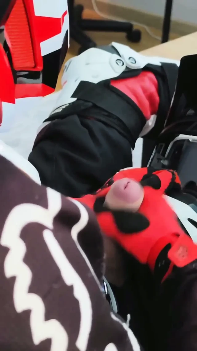 Yaramaz motorcu mx kaskına boşalıyor