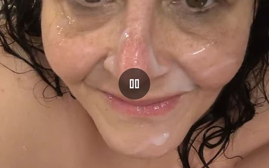 Büyük götlü fahişe küvette boşalıyor