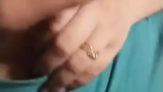 Başkasının karısının göğüslerini okşamak