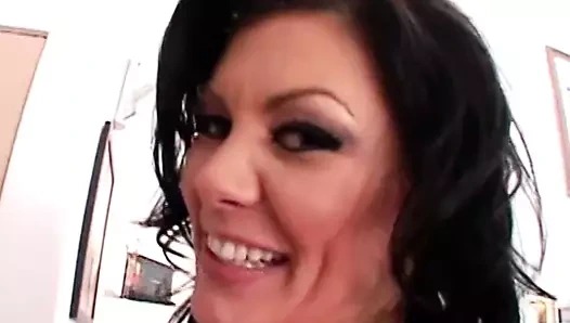 İğrenç koyu saçlı çapa kafa verir sonra krem ​​için pompalanan onu kel ıslak twat alır